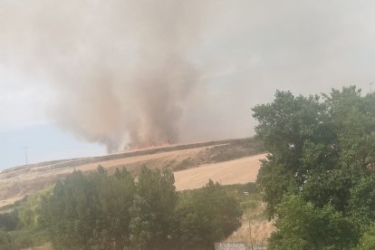 El fuego generó una densa columna de humo.
