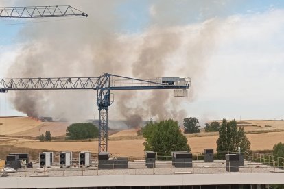 El fuego generó una densa columna de humo.