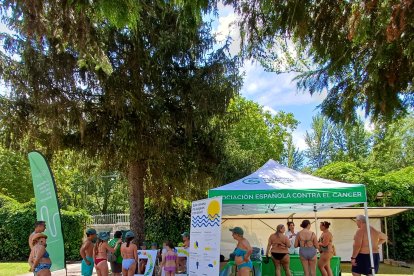 Campaña de la Asociación Española contra el Cáncer en las piscinas de El Plantío.