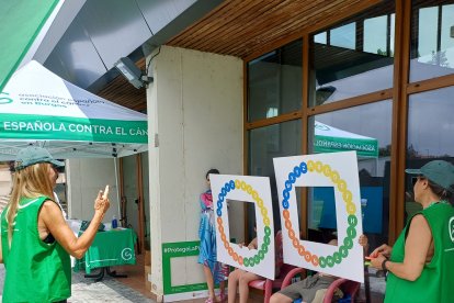 Campaña de la Asociación Española contra el Cáncer en las piscinas de El Plantío.