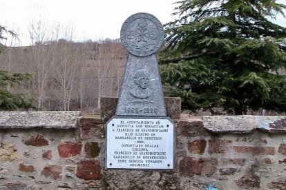 Estela funeraria en homenaje a Francisco Grandmontagne.