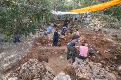 Equipo de unas 15 personas que trabajan en Estatuas que tiene dos zonas de excavacin en el exterior y dentro de la cueva.