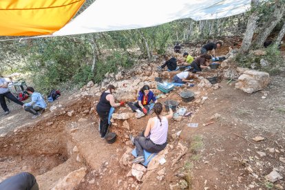 Equipo de unas 15 personas que trabajan en Estatuas que tiene dos zonas de excavacin en el exterior y dentro de la cueva.