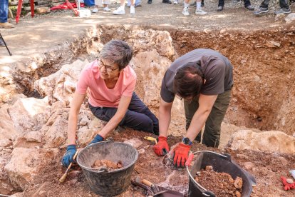Equipo de unas 15 personas que trabajan en Estatuas que tiene dos zonas de excavacin en el exterior y dentro de la cueva.
