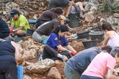 Equipo de unas 15 personas que trabajan en Estatuas que tiene dos zonas de excavacin en el exterior y dentro de la cueva.