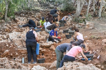 Equipo de unas 15 personas que trabajan en Estatuas que tiene dos zonas de excavacin en el exterior y dentro de la cueva.