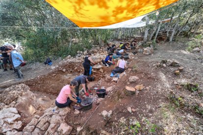 Equipo de unas 15 personas que trabajan en Estatuas que tiene dos zonas de excavacin en el exterior y dentro de la cueva.
