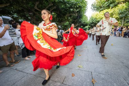 Desfile del Festival Internacional de Folclore 2026.