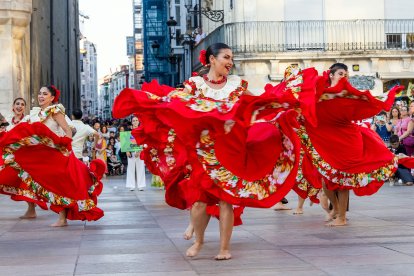 Desfile del Festival Internacional de Folclore 2026.
