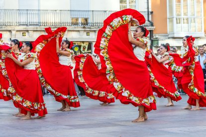 Desfile del Festival Internacional de Folclore 2026.