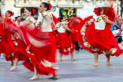Desfile del Festival Internacional de Folclore 2026.