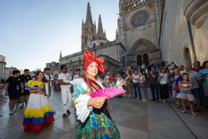Desfile del Festival Internacional de Folclore 2026.