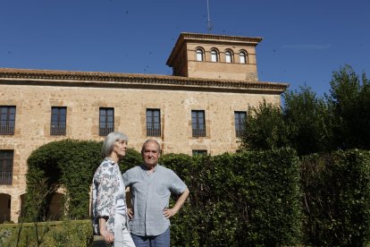 Los pintores Iris Lázaro y Eduardo Laborda ceden su coleccion de retratos al Ayuntamiento de Agreda