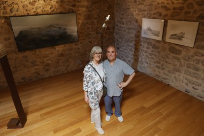Los pintores Iris Lázaro y Eduardo Laborda junto a sus propias obras que se exponen en el Torreón de Agreda