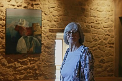 Iris Lázaro posa con su propia obra expuesta en el Torreón de Agreda