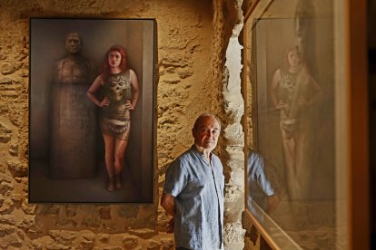 Eduardo Laborda junto a su propia obra en el Torreón de Agreda