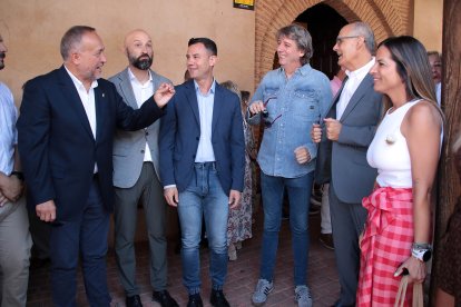 El secretario general del PSOE de Castilla y León, Carlos Martínez, asiste a la Feria del Ajo de Santa Marina del Rey (León) acompañado de la vicesecretaria general, Nuria Rubio,  el presidente de la Diputación de León, Gerardo Álvarez Courel y el secretario general del PSOE de León, Javier Alfonso Cendón