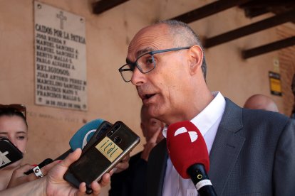 El secretario general del PSOE de Castilla y León, Carlos Martínez, asiste a la Feria del Ajo de Santa Marina del Rey (León) acompañado de la vicesecretaria general, Nuria Rubio,  el presidente de la Diputación de León, Gerardo Álvarez Courel y el secretario general del PSOE de León, Javier Alfonso Cendón
