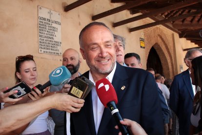El secretario general del PSOE de Castilla y León, Carlos Martínez, asiste a la Feria del Ajo de Santa Marina del Rey (León) acompañado de la vicesecretaria general, Nuria Rubio,  el presidente de la Diputación de León, Gerardo Álvarez Courel y el secretario general del PSOE de León, Javier Alfonso Cendón