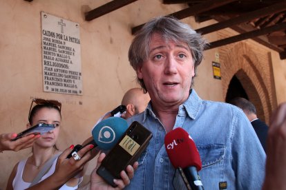 El secretario general del PSOE de Castilla y León, Carlos Martínez, asiste a la Feria del Ajo de Santa Marina del Rey (León) acompañado de la vicesecretaria general, Nuria Rubio,  el presidente de la Diputación de León, Gerardo Álvarez Courel y el secretario general del PSOE de León, Javier Alfonso Cendón