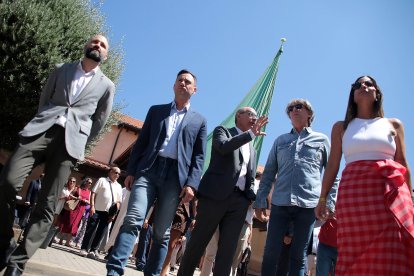 El secretario general del PSOE de Castilla y León, Carlos Martínez, asiste a la Feria del Ajo de Santa Marina del Rey (León) acompañado de la vicesecretaria general, Nuria Rubio,  el presidente de la Diputación de León, Gerardo Álvarez Courel y el secretario general del PSOE de León, Javier Alfonso Cendón