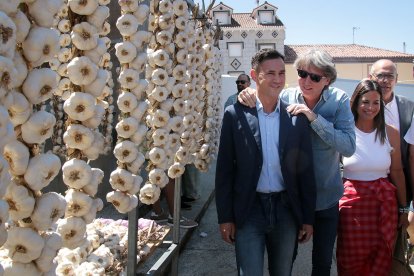 El secretario general del PSOE de Castilla y León, Carlos Martínez, asiste a la Feria del Ajo de Santa Marina del Rey (León) acompañado de la vicesecretaria general, Nuria Rubio,  el presidente de la Diputación de León, Gerardo Álvarez Courel y el secretario general del PSOE de León, Javier Alfonso Cendón