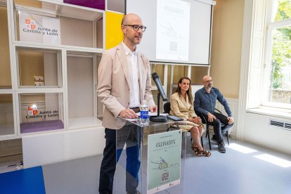 El director del Instituto de la Lengua, Andrés Abajo, felicitó a los ocho autores finalistas.