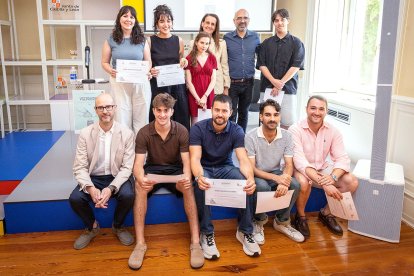 Retrato de grupo de los finalistas y ganadores del premio con Andrés Abajo, María Ángeles Álvarez y Óscar Esquivias.
