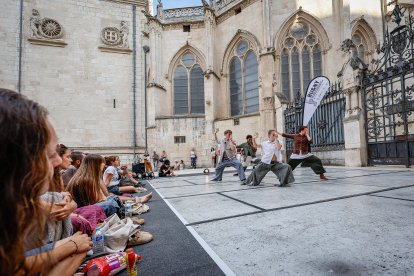 Creaciones coreográficas que han recorrido diferentes teatros europeos se disfrutaron a los pies de la Catedral de Burgos.