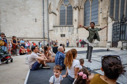 Creaciones coreográficas que han recorrido diferentes teatros europeos se disfrutaron a los pies de la Catedral de Burgos.