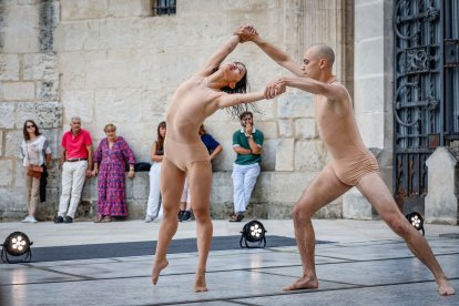 Creaciones coreográficas que han recorrido diferentes teatros europeos se disfrutaron a los pies de la Catedral de Burgos.