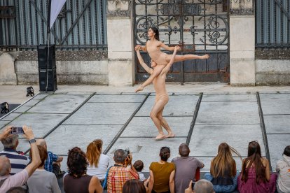 Creaciones coreográficas que han recorrido diferentes teatros europeos se disfrutaron a los pies de la Catedral de Burgos.