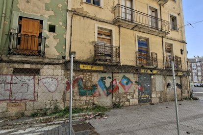 Vallado de la calle Hospital Militar por el mal estado del inmueble.