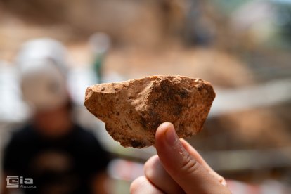 Una pieza de industria musteriense, realizada por neandertales, en el yacimiento de Cueva Fantasma.