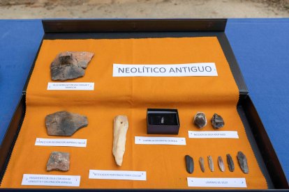 Colección de útiles y cerámicas de los primeros agricultores y ganaderos de la Meseta recuperados en Portalón