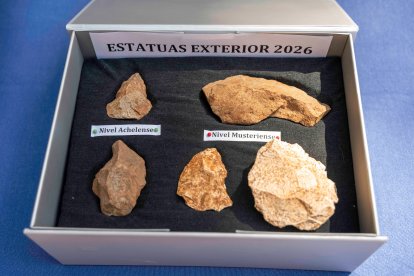 COlección de herramientas recuperadas en Estatuas exterior donde se conviven niveles de industria achelense e industria musteriense.