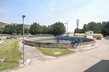 Un momento de la visita a la depuradora de Burgos para conocer los detalles del tanque de tormentas.