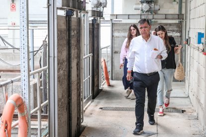 Un momento de la visita a la depuradora de Burgos para conocer los detalles del tanque de tormentas.
