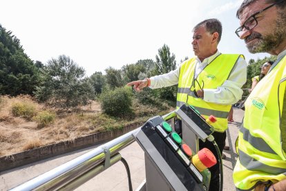 Un momento de la visita a la depuradora de Burgos para conocer los detalles del tanque de tormentas.