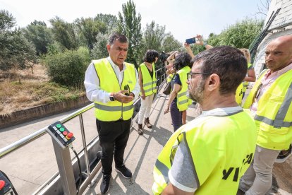 Un momento de la visita a la depuradora de Burgos para conocer los detalles del tanque de tormentas.