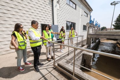 Un momento de la visita a la depuradora de Burgos para conocer los detalles del tanque de tormentas.