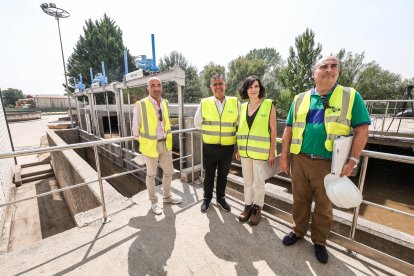 Un momento de la visita a la depuradora de Burgos para conocer los detalles del tanque de tormentas.