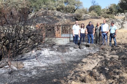 El consejero de Agricultura se reúne con los alcaldes de los municipios afectados por el incendio de Fermoselle y las OPAS