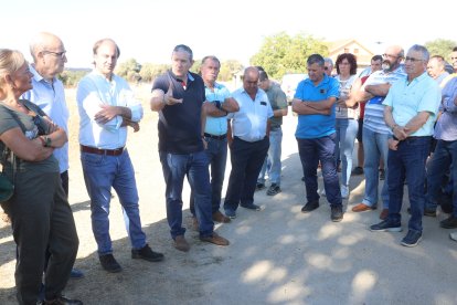 El consejero de Agricultura se reúne con los alcaldes de los municipios afectados por el incendio de Fermoselle y las OPAS