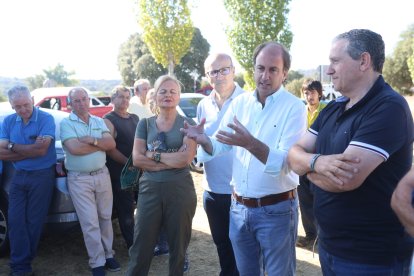El consejero de Agricultura se reúne con los alcaldes de los municipios afectados por el incendio de Fermoselle y las OPAS
