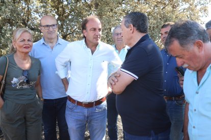 El consejero de Agricultura se reúne con los alcaldes de los municipios afectados por el incendio de Fermoselle y las OPAS