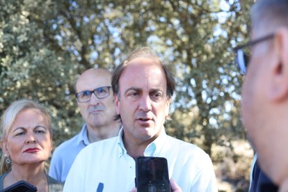 El consejero de Agricultura se reúne con los alcaldes de los municipios afectados por el incendio de Fermoselle y las OPAS