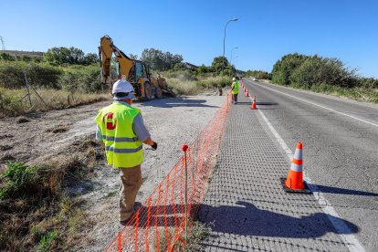 Primeros trabajos en las obras de construcción de la senda peatonal y ciclista de Villatoro a Burgos.