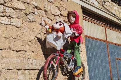 Olmillos de Sasamón vuelve a decorar su pueblo con OlmillArte.