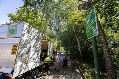 Los burgaleses se acercan al vehículo para depositar pequeños electrodomésticos, móviles antiguos o piezas informáticas.
